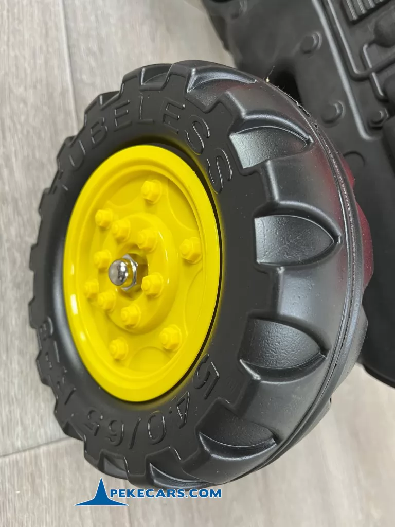 Tractor a pedales para niños rojo con remolque y retroexcavadora ruedas