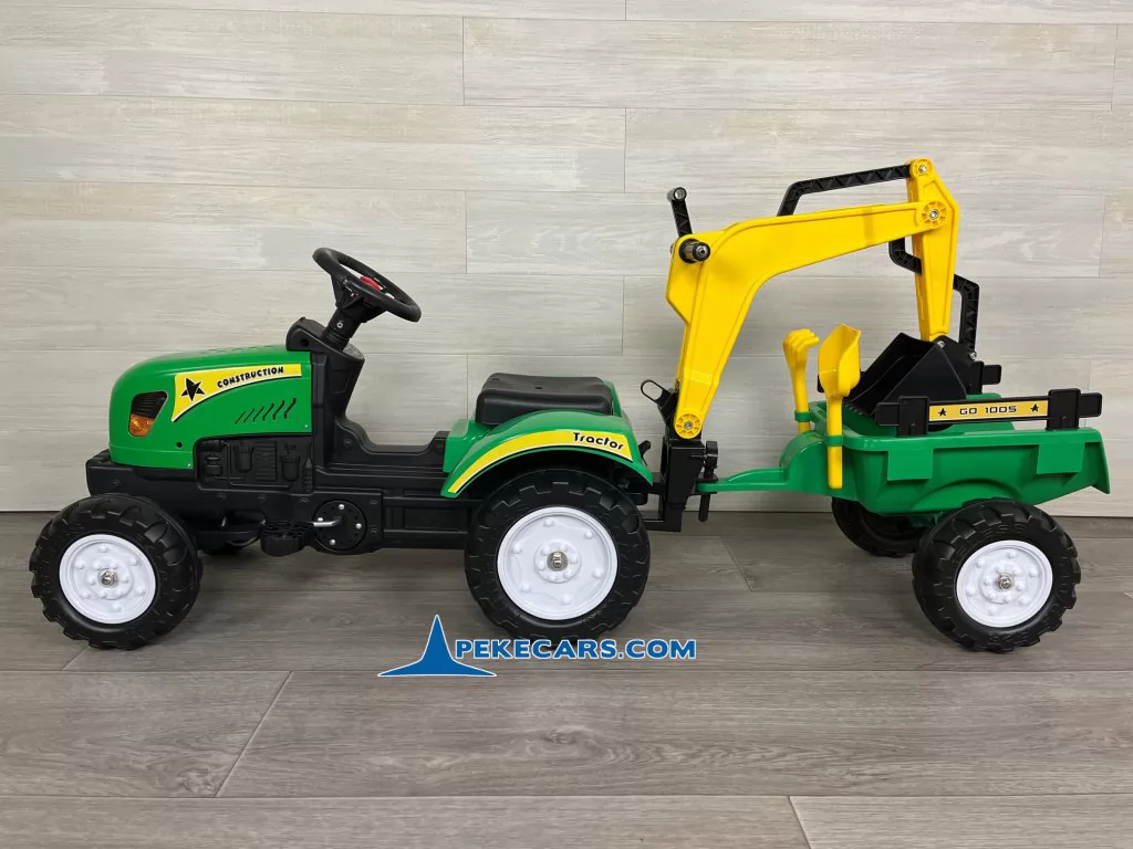 Tractor a pedales verde con remolque y retroexcavadora lateral