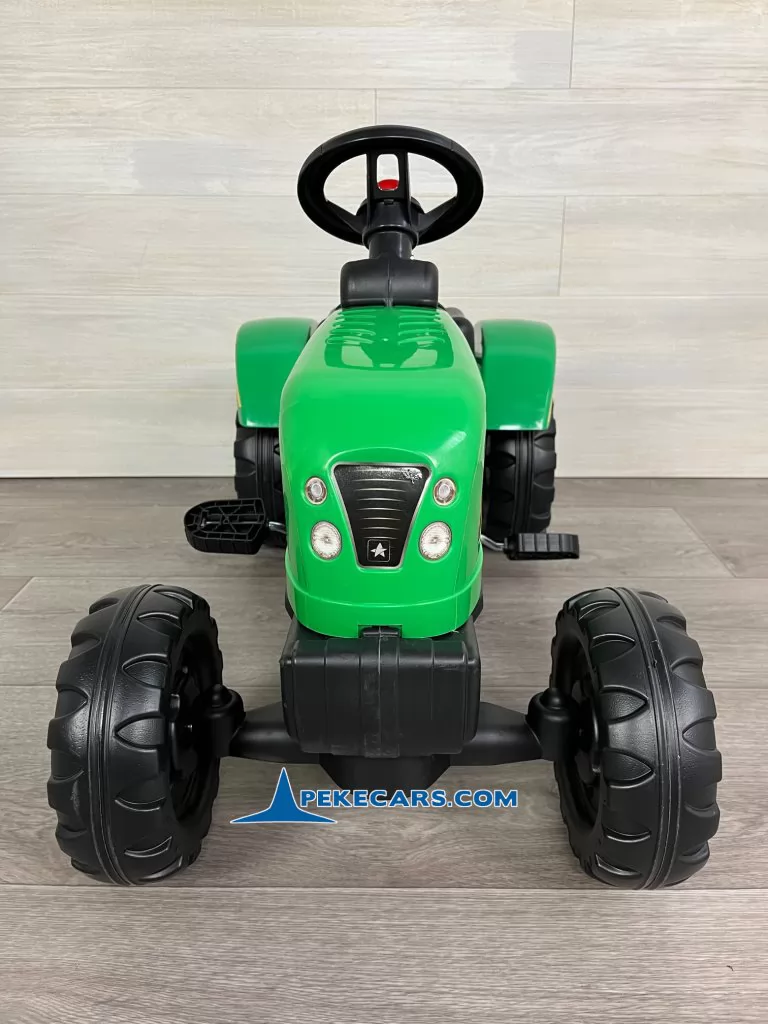 Tractor a pedales para niños verde con remolque y retroexcavadora vista frontal