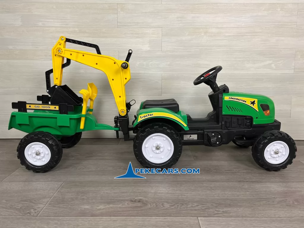 Tractor a pedales infantil verde con remolque y retroexcavadora vista lateral