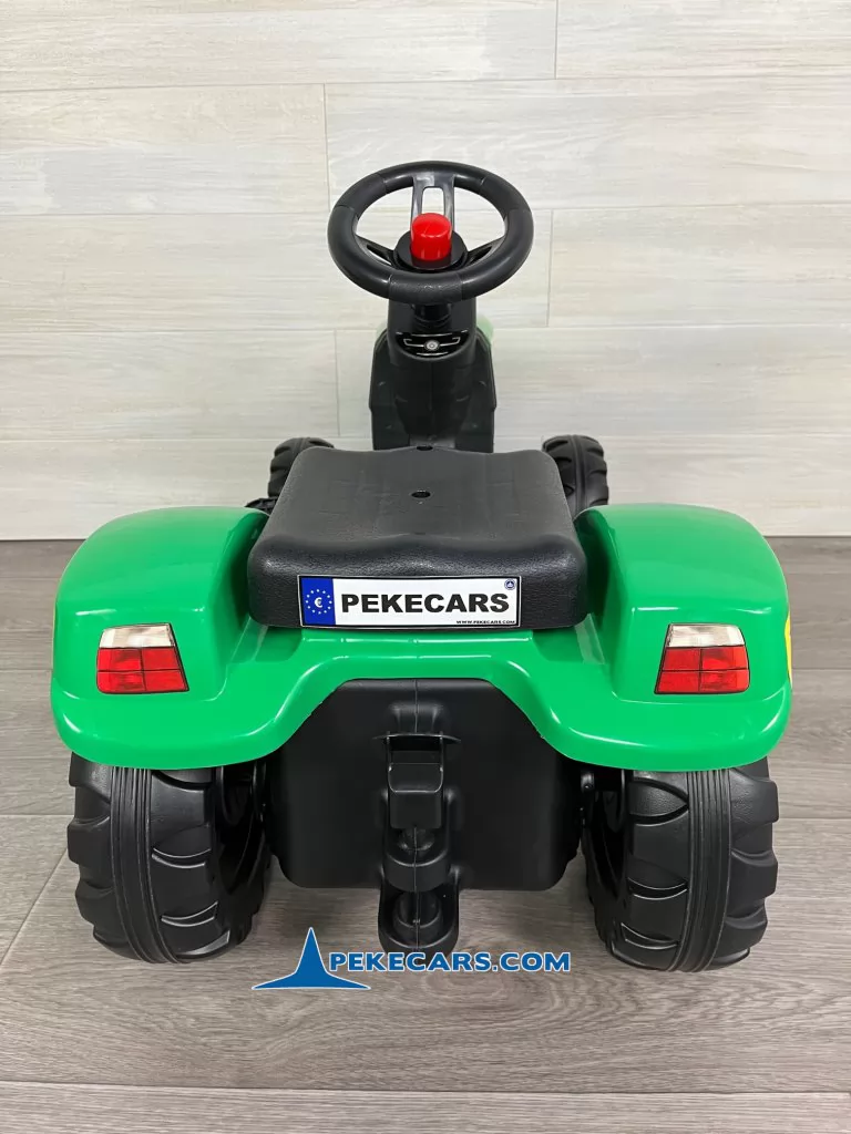 Tractor a pedales para niños verde con remolque y retroexcavadora vista trasera