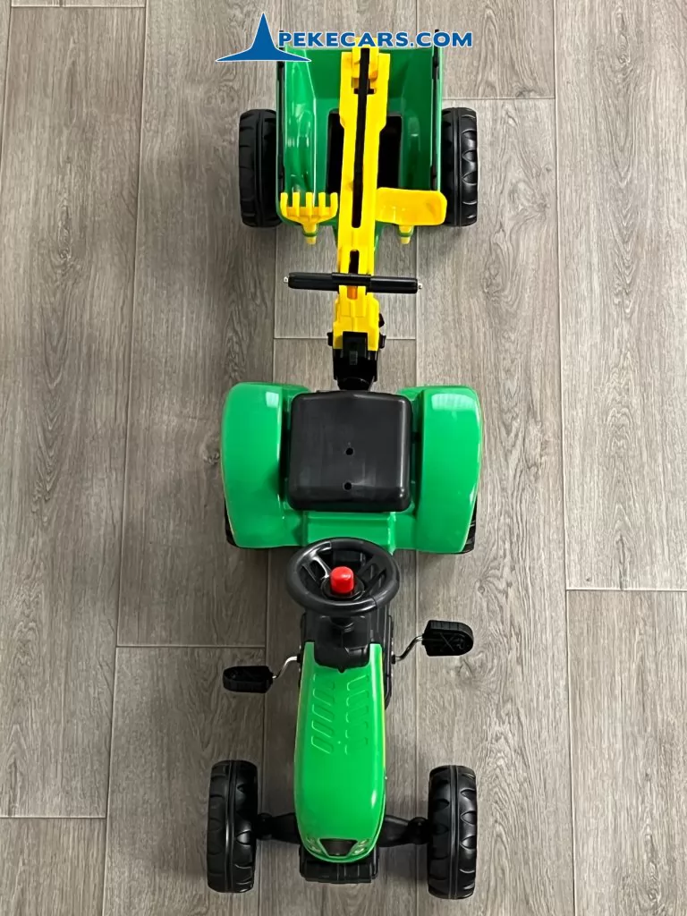 Tractor a pedales verde con remolque y retroexcavadora desde arriba