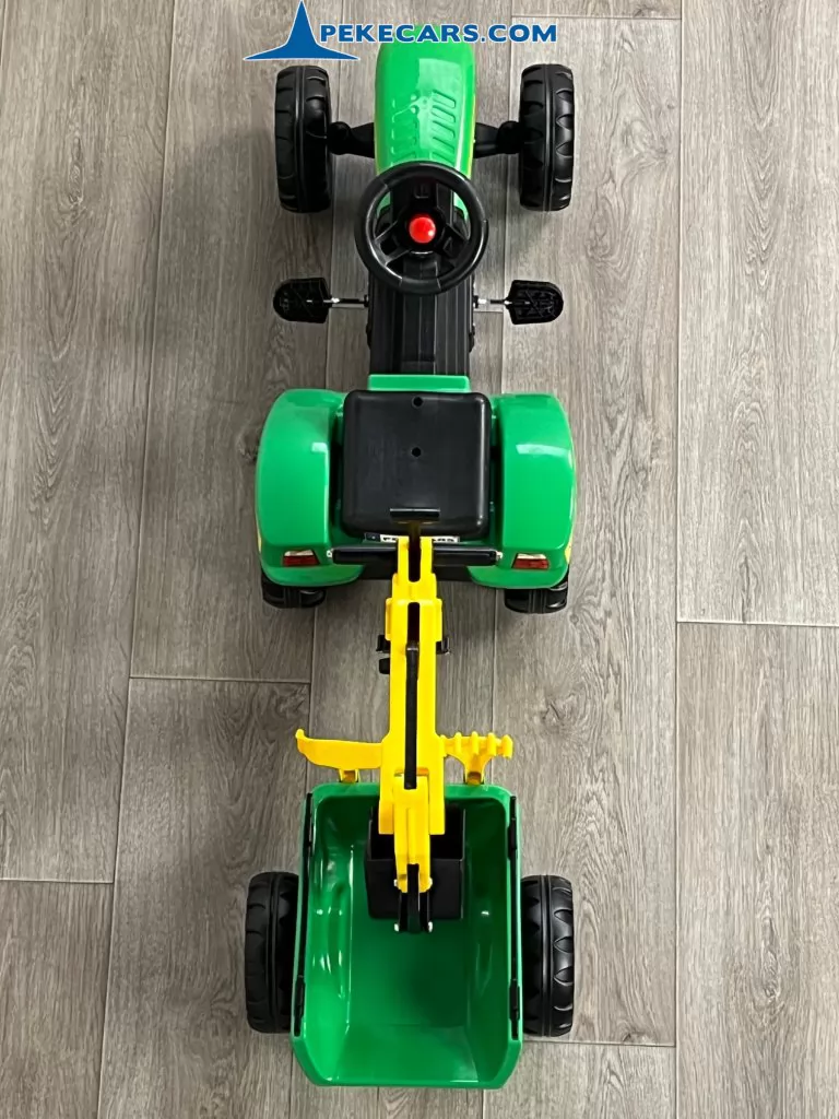 Tractor a pedales infantil verde con remolque y retroexcavadora