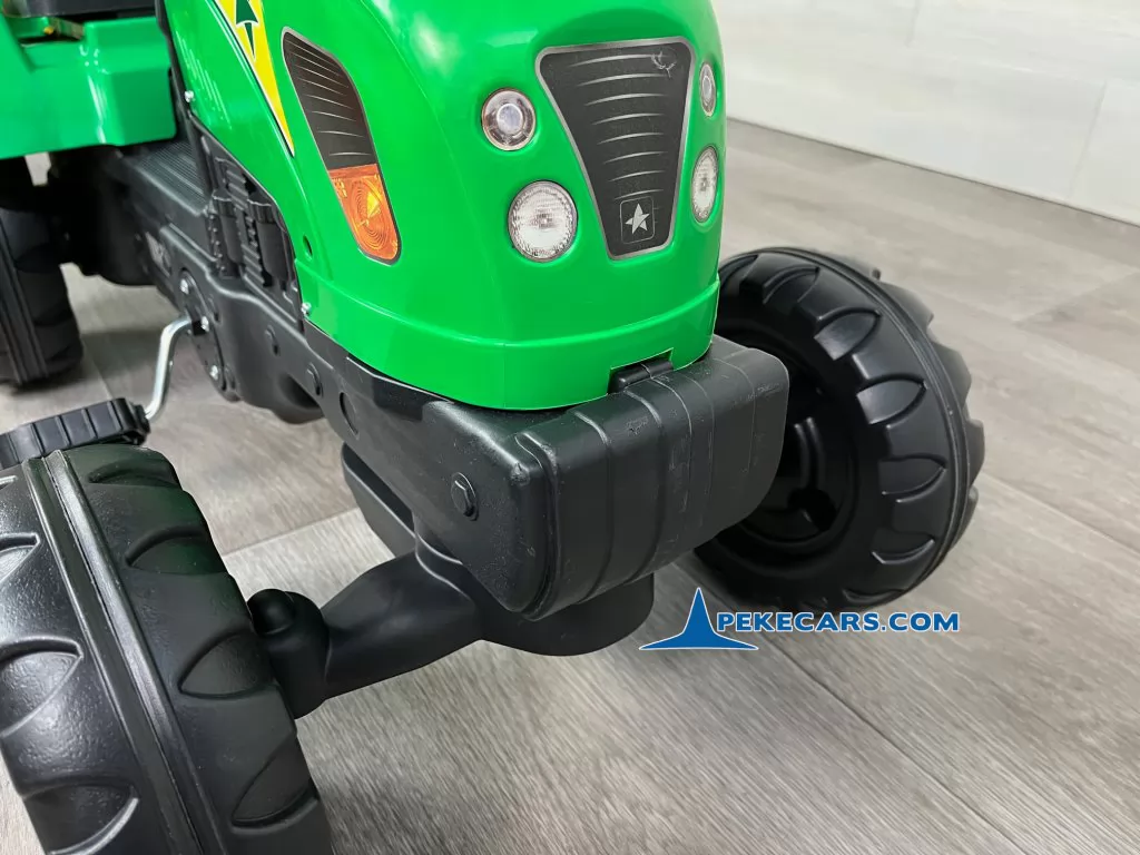 Tractor a pedales verde con remolque y retroexcavadora
