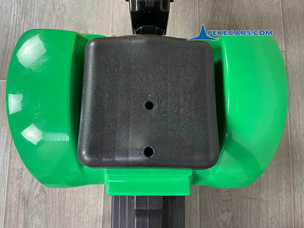 Tractor a pedales para niños verde con remolque y retroexcavadora asiento