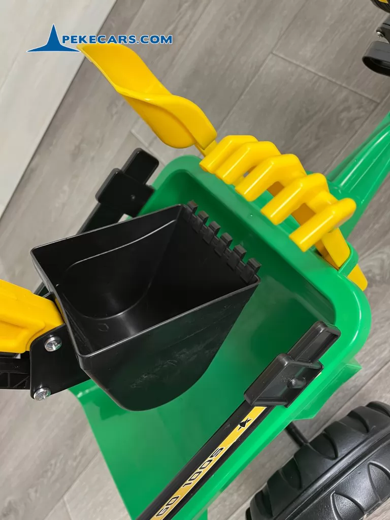 Tractor a pedales infantil verde con remolque y retroexcavadora