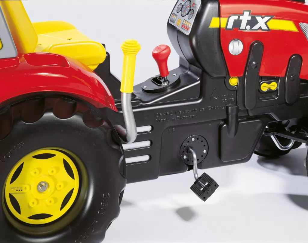 Detalle de marchas del tractor rolly x-trac luxe con niños jugando con él
