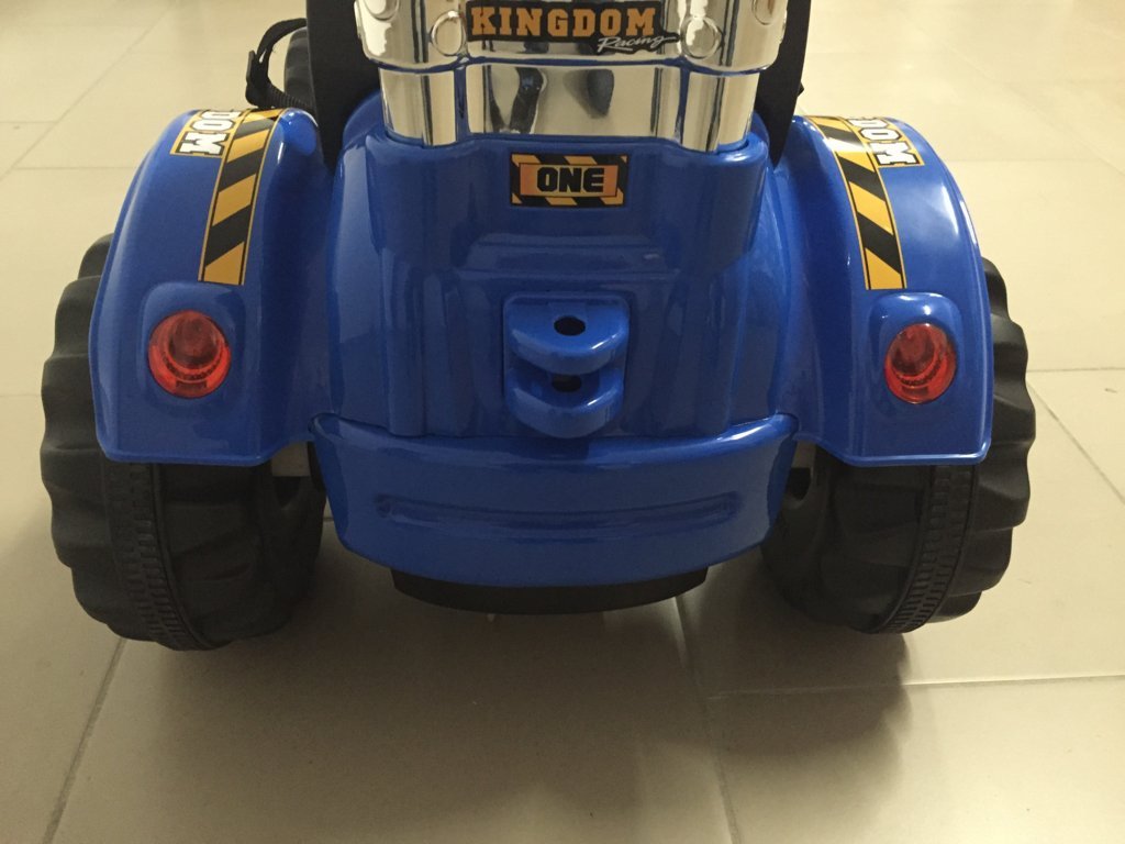 Tractor electrico con volquete azul