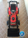 Tractor electrico con pala delantera rojo vista aerea