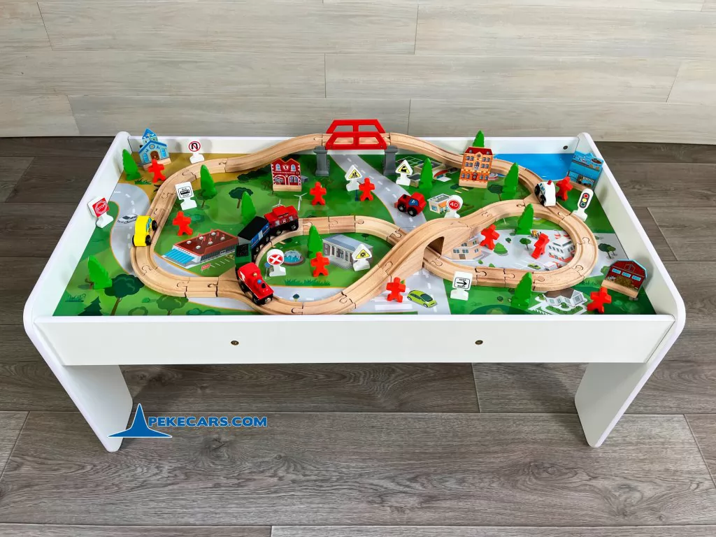 Mesa de Madera con Tren y 90 Piezas de lado