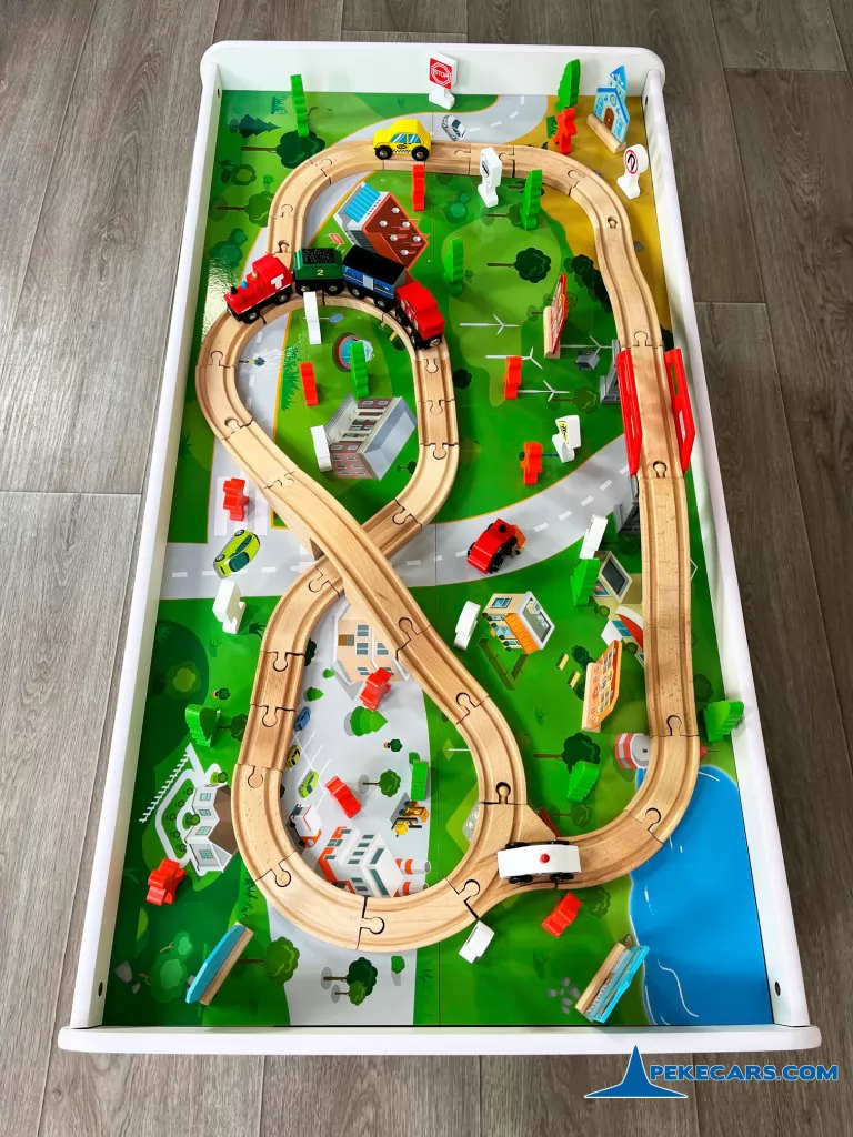 Mesa de Madera con Tren y 90 Piezas desde arriba
