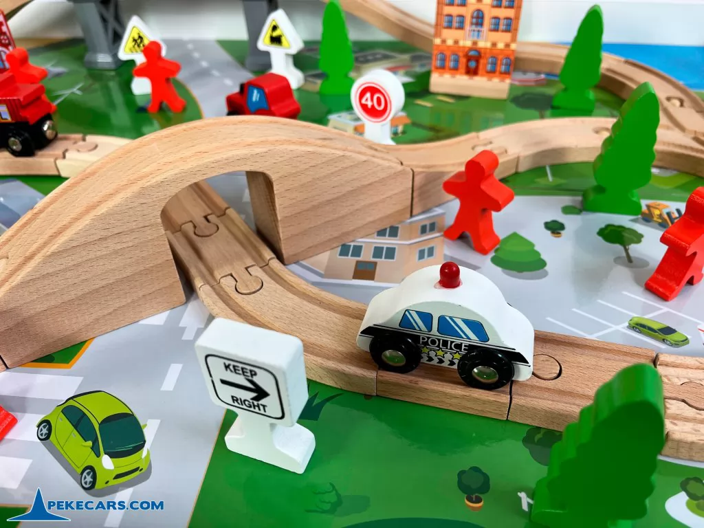 Mesa de Madera con Tren y 90 Piezas detalle puente